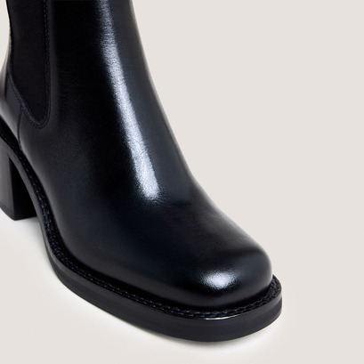 Ankle boots with heel in black leather | beach