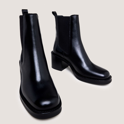 Ankle boots with heel in black leather | beach