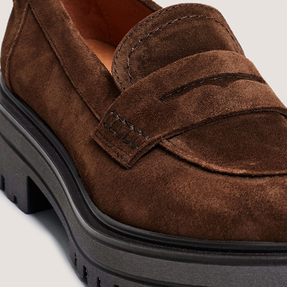 Loafers with serrated sole in brown suede | alfi