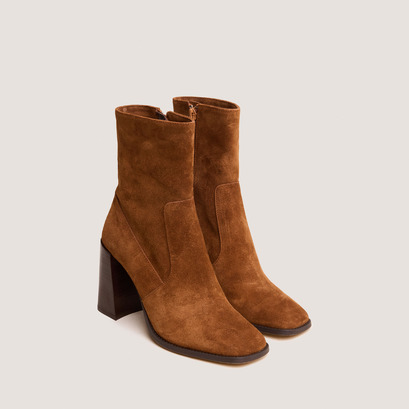 Heeled ankle boots with square toe in cognac suede | vidal