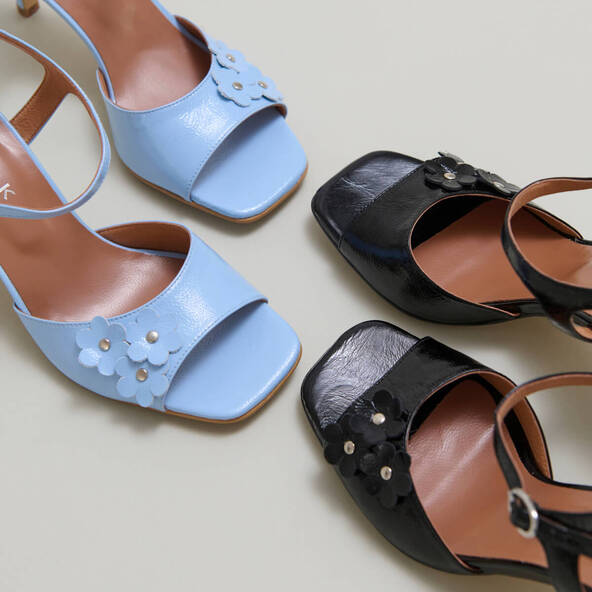 Heeled sandals with flowers in blue pleated varnish | VAVA