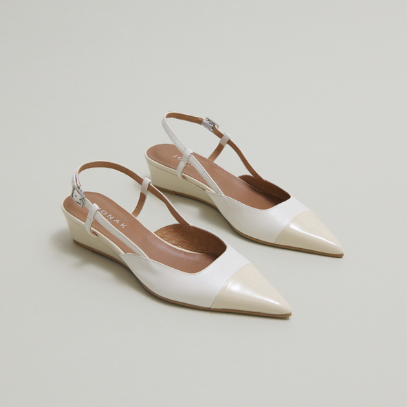 Wedge pumps in ecru varnish and ecru leather | DAKARA