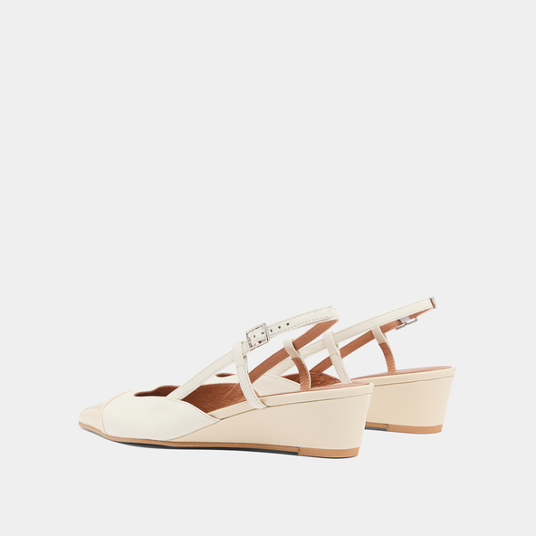 Wedge pumps in ecru varnish and ecru leather | DAKARA