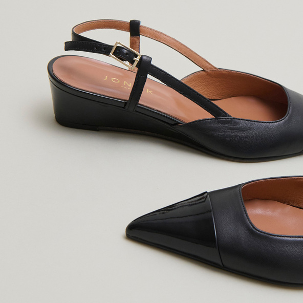 Wedge pumps in black varnish and black leather | DAKARA