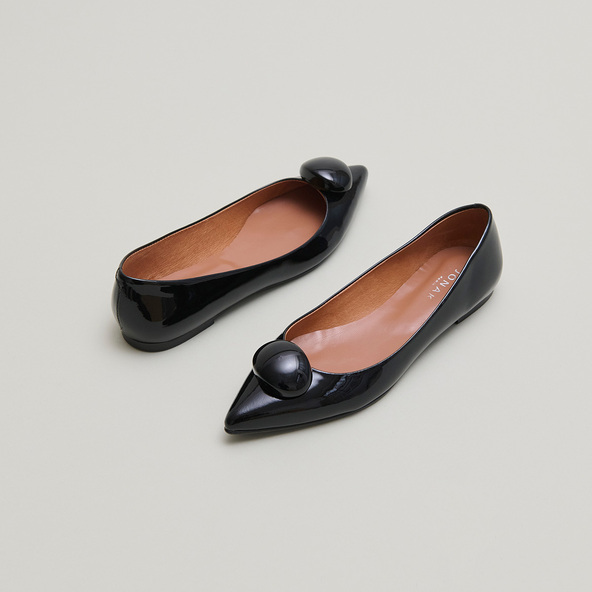 Pointed-toe ballet flats with marbles in black varnish | DALIDO