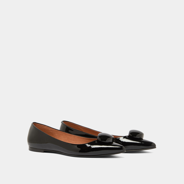 Pointed-toe ballet flats with marbles in black varnish | DALIDO