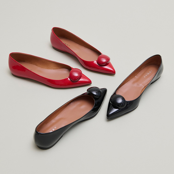 Pointed-toe ballet flats with marbles in black varnish | DALIDO