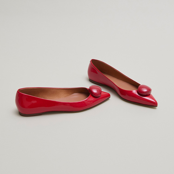 Pointed-toe ballet flats with marbles in red varnish | DALIDO