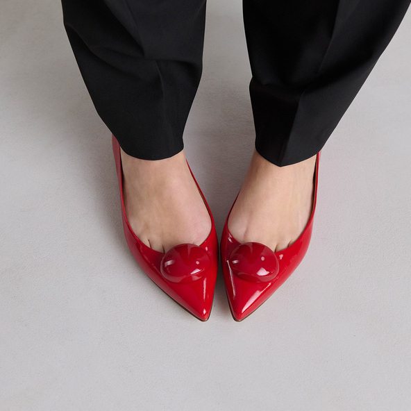 Pointed-toe ballet flats with marbles in red varnish | DALIDO