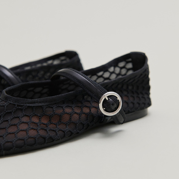 Ballet flats with straps in black mesh | DEESSIA
