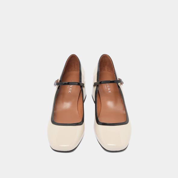 Mary Jane with heels and square toes in ecru and black varnish | DONZAI