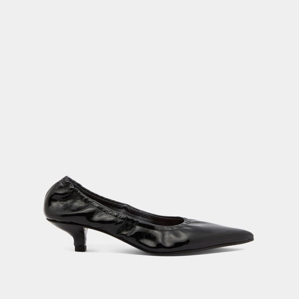 Pointed-toe pumps in black pleated varnish | DOUA