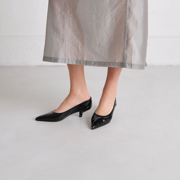 Pointed-toe pumps in black pleated varnish | DOUA