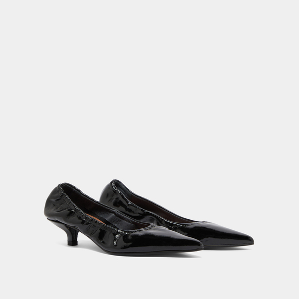 Pointed-toe pumps in black pleated varnish | DOUA