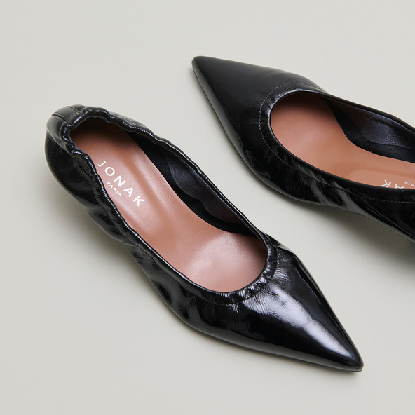 Pointed-toe pumps in black pleated varnish | DOUA