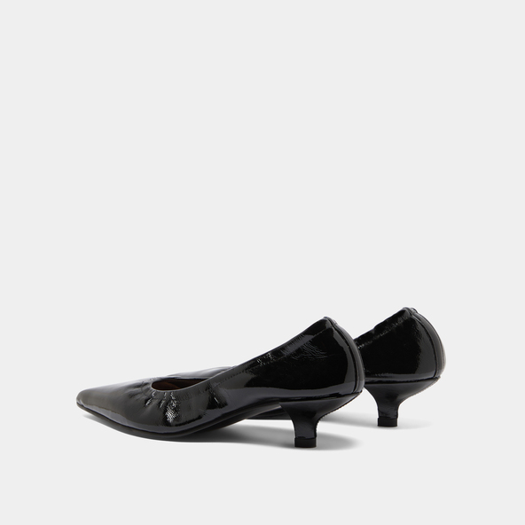 Pointed-toe pumps in black pleated varnish | DOUA