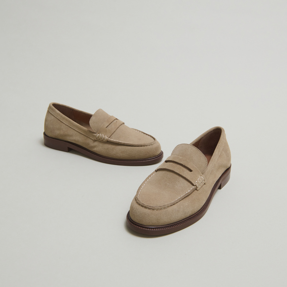 Rounded toes loafers in beige suede | DRACULA