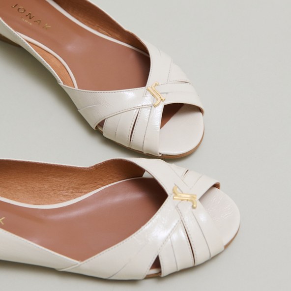 Monogrammed ballet flats in ecru shiny leather | drapeau