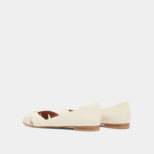 Monogrammed ballet flats in ecru shiny leather | drapeau