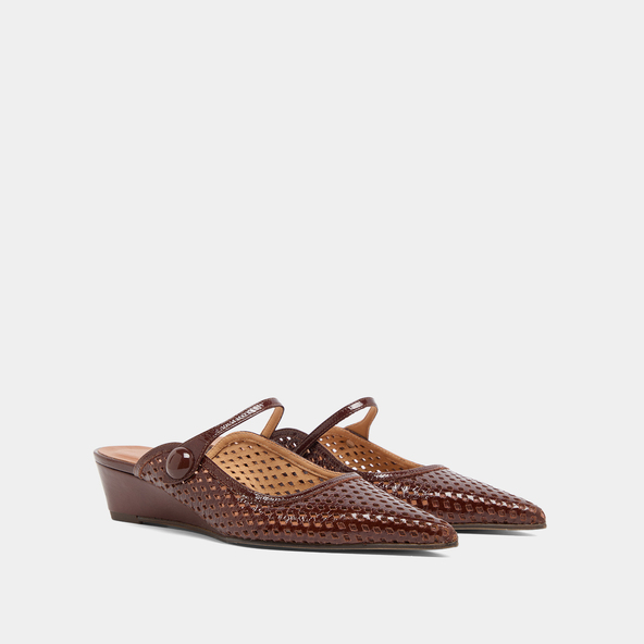 Pointed toe wedge mules in brown shiny leather | DECADE