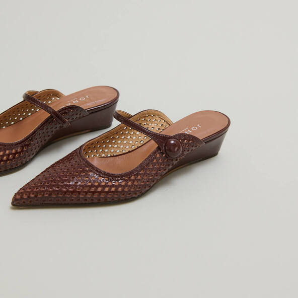 Pointed toe wedge mules in brown shiny leather | DECADE