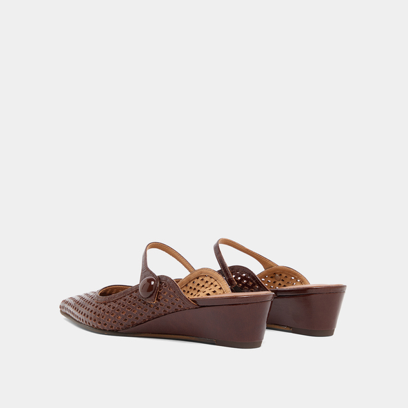 Pointed toe wedge mules in brown shiny leather | DECADE