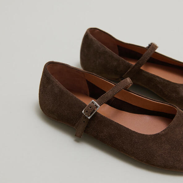 Strappy ballet flats in brown crust | DRIMA