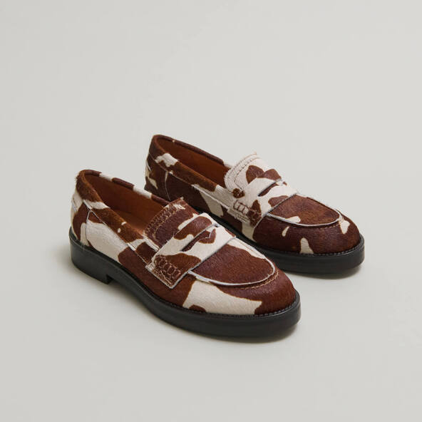 Round-toe loafers in brown cowhide | MIRNA