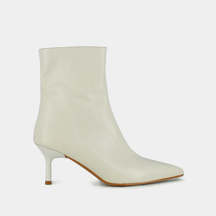Pointed-toe boots in ecru aged leather | DIEM