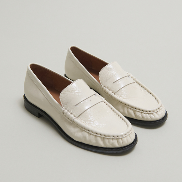 Round-toed and gathered loafers in unbleached shiny leather | DELICE