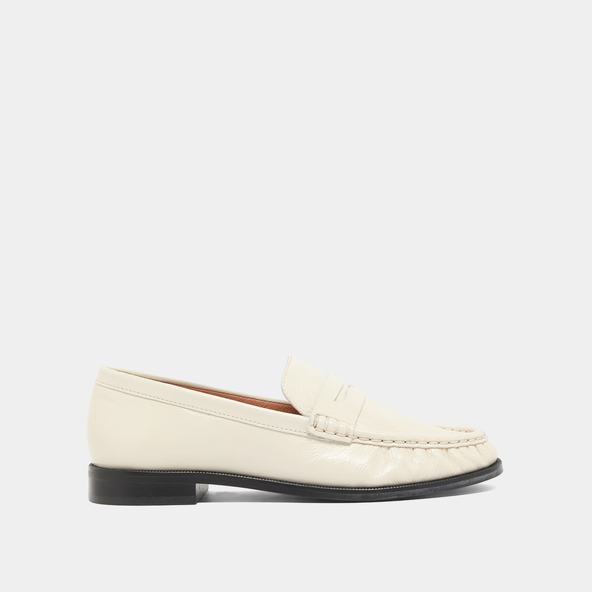 Round-toed and gathered loafers in unbleached shiny leather | DELICE