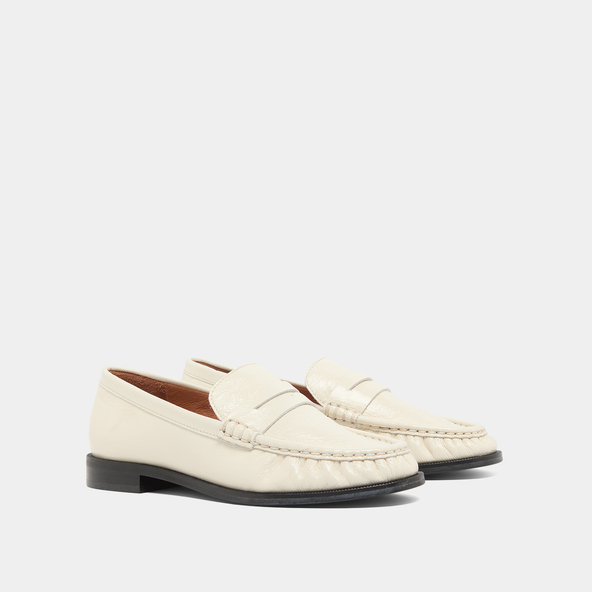 Round-toed and gathered loafers in unbleached shiny leather | DELICE