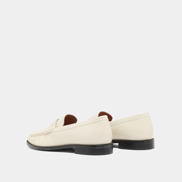 Round-toed and gathered loafers in unbleached shiny leather | DELICE