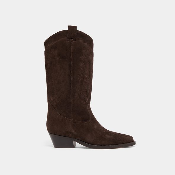 Pointed-toe boots with visible stitching in dark brown suede | DELEA