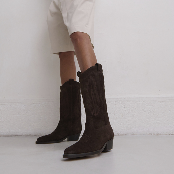 Pointed-toe boots with visible stitching in dark brown suede | DELEA