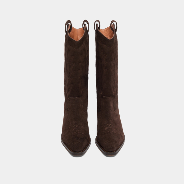 Pointed-toe boots with visible stitching in dark brown suede | DELEA