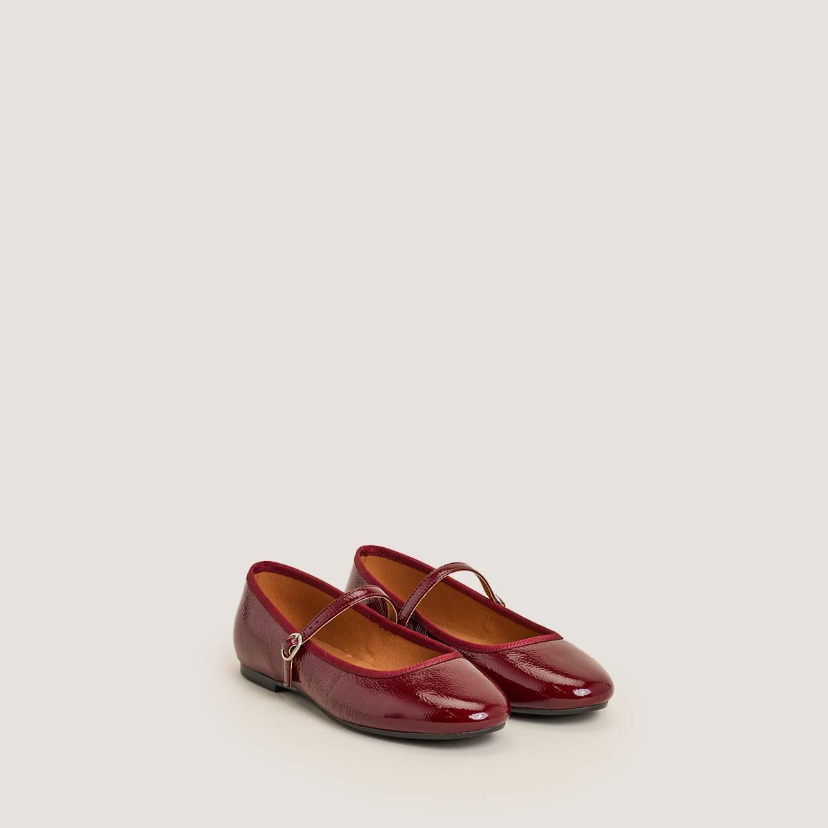 Ballet flats with straps in pleated marroon patent leather | DOUCEUR