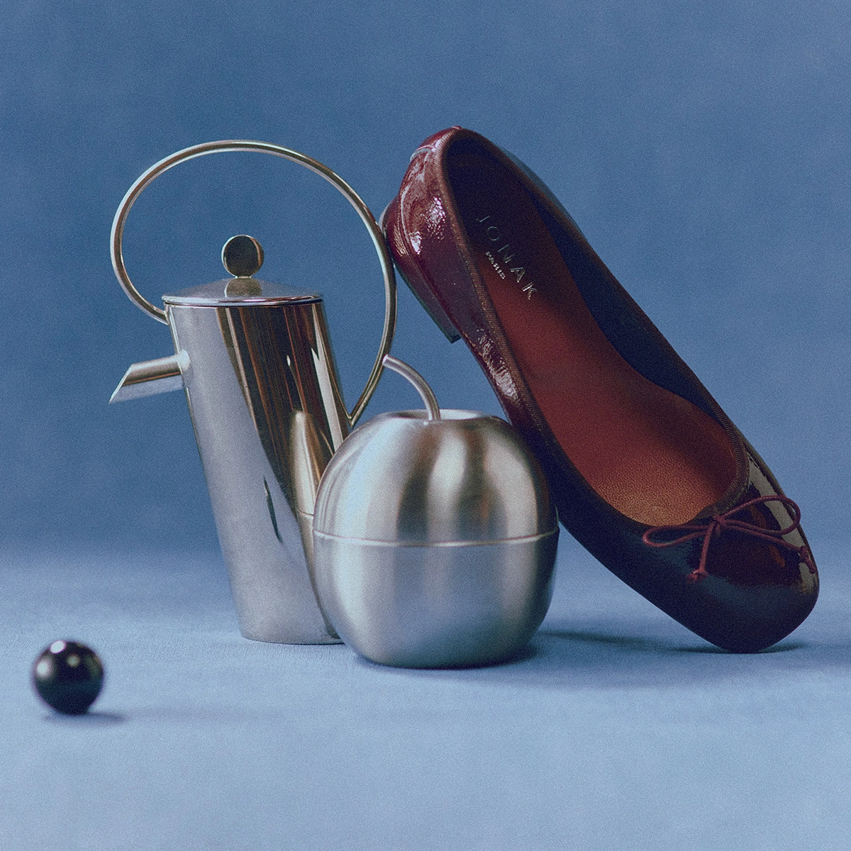 Heeled Ballet Flats in burgundy pleated patent leather | DYBIL