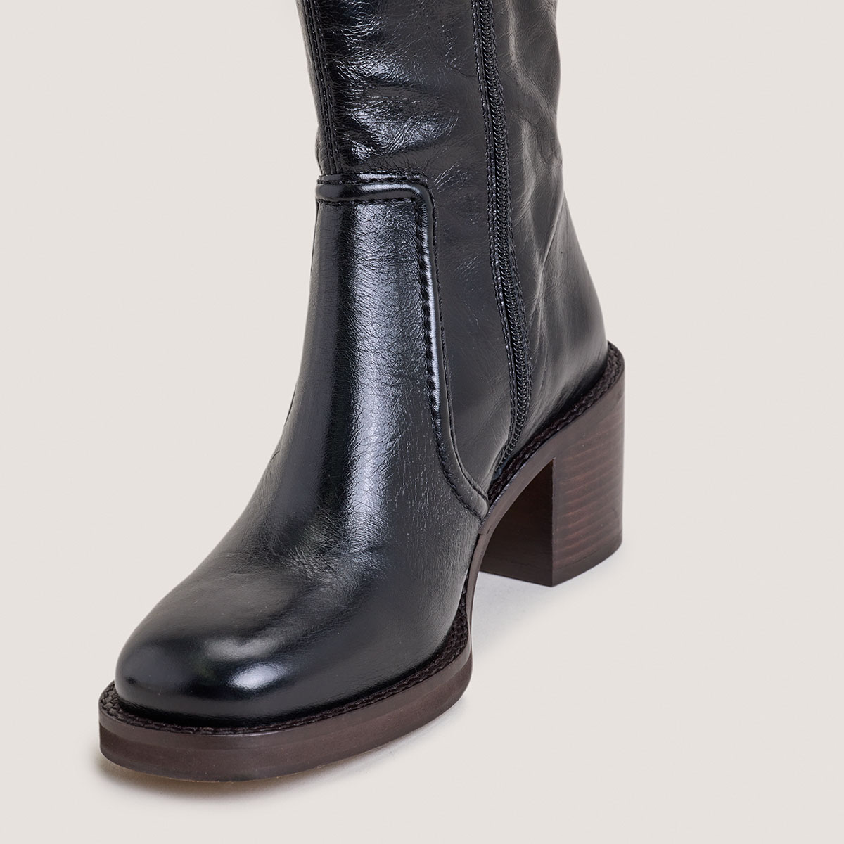 Laminated Heel Boots in aged black leather | BIJOU