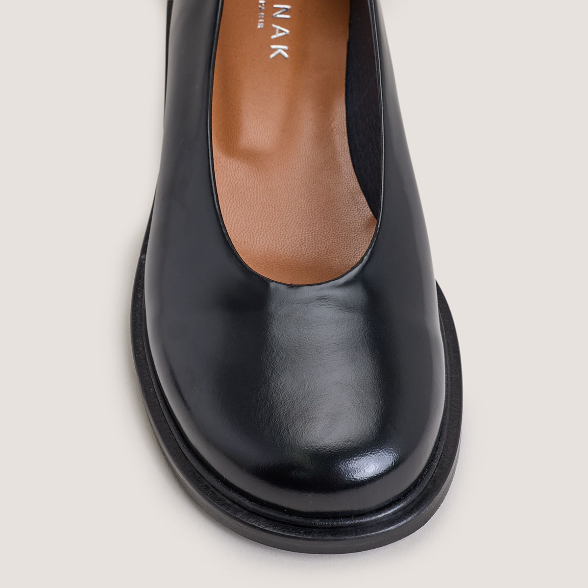 Ballet flats with low heels and round toes in black glazed leather | DAURELIA
