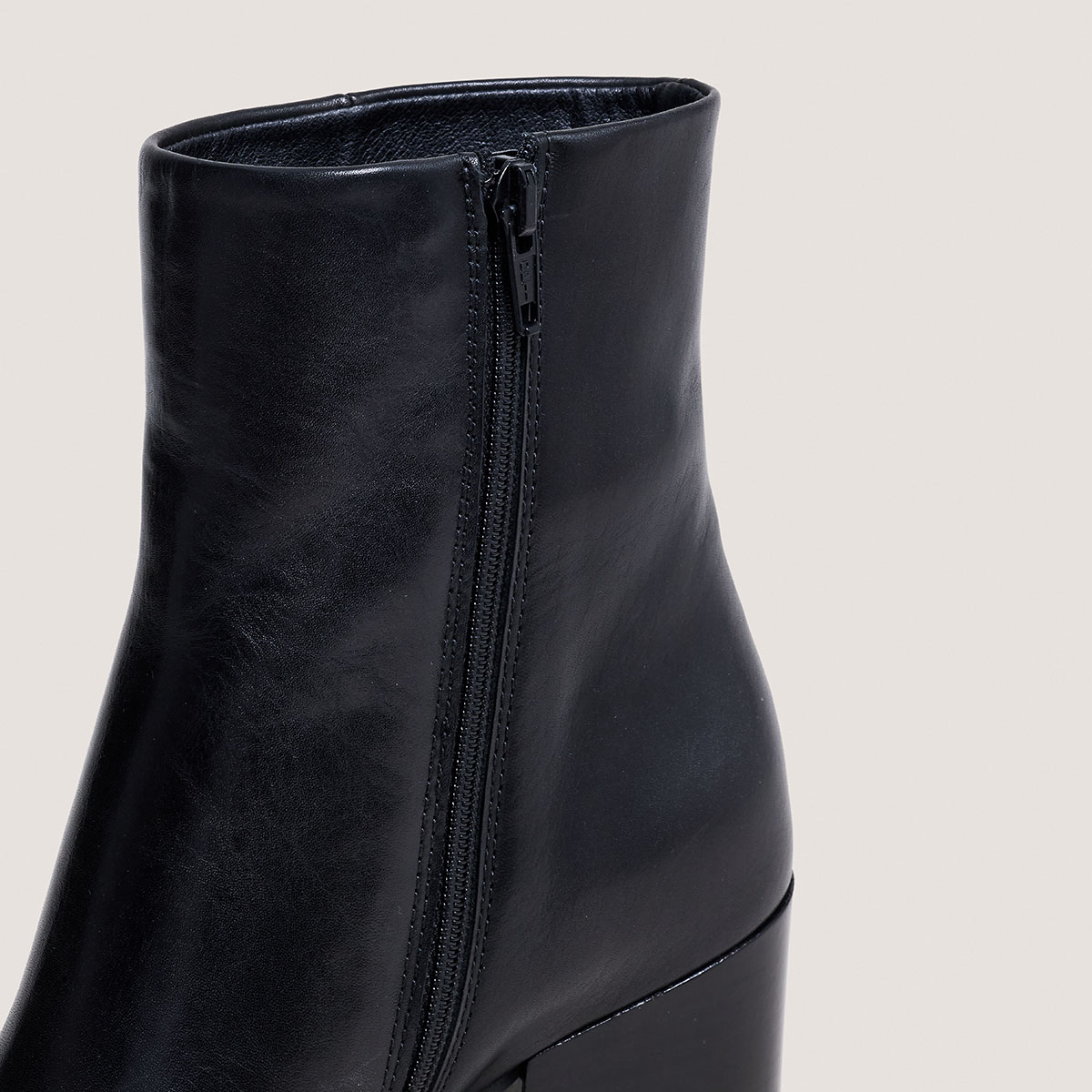 Heeled ankle boots in black leather | PRIDE