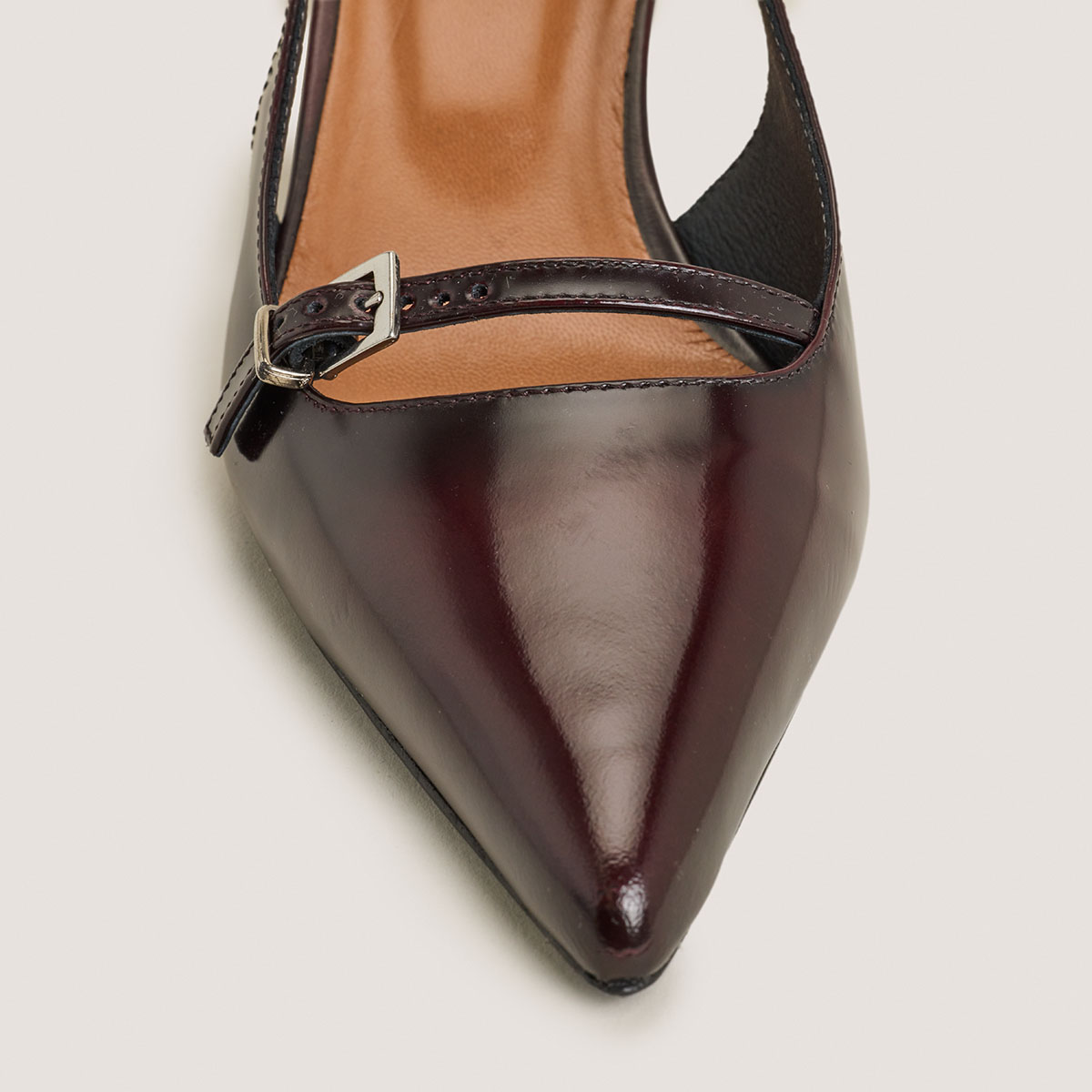 Pointed-toe pumps in burgundy glazed leather | DAMOISELLE