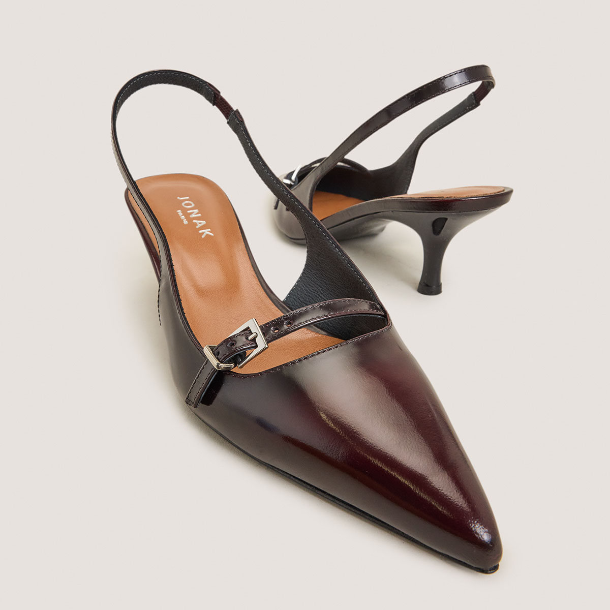 Pointed-toe pumps in burgundy glazed leather | DAMOISELLE