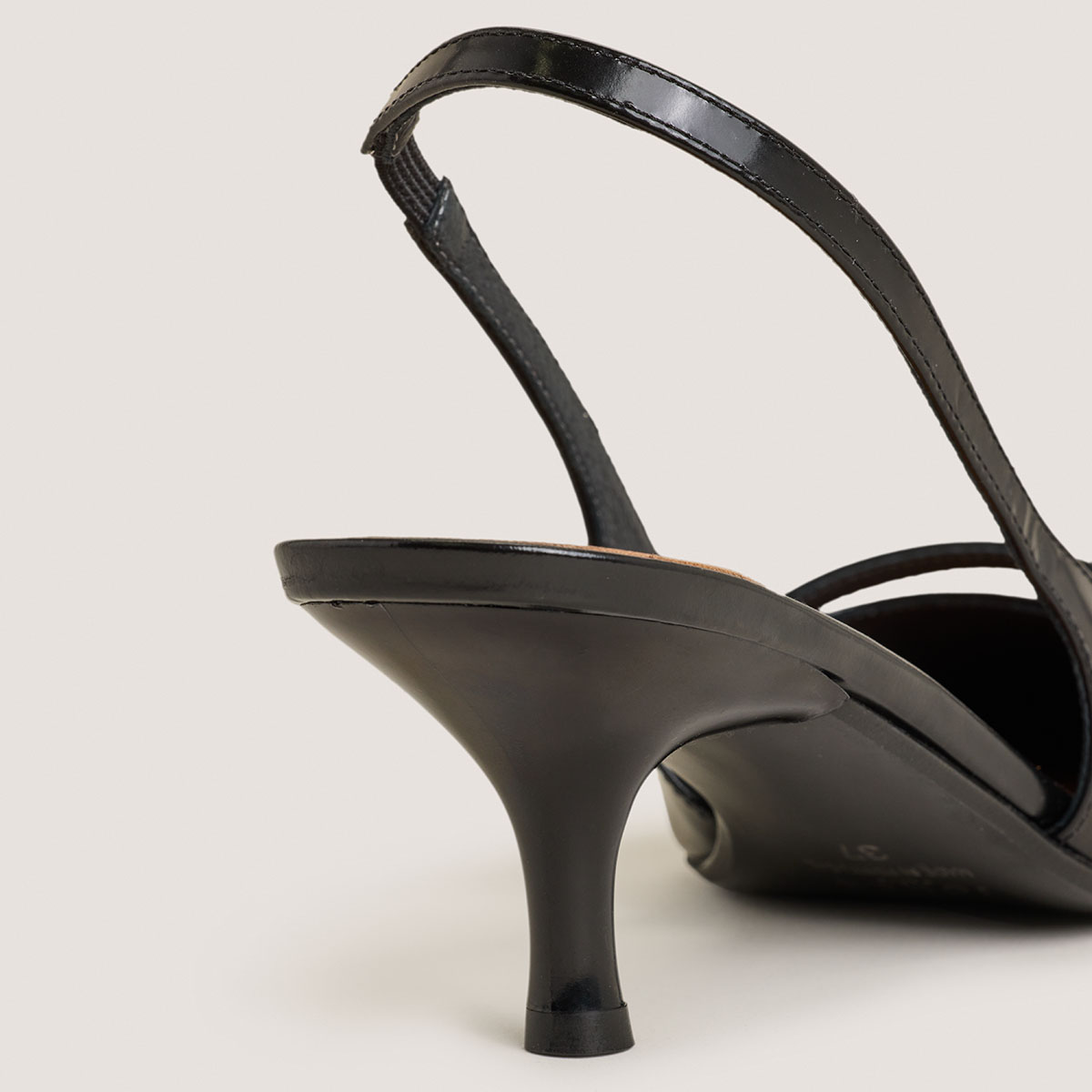 Pointed-toe pumps in black glazed leather | DAMOISELLE