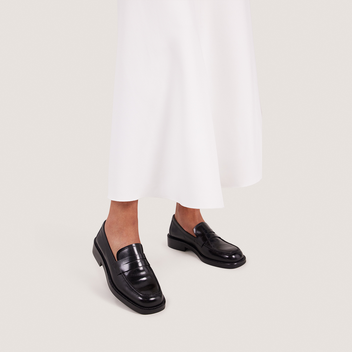 Round-toe loafers in black leather | DEVANN