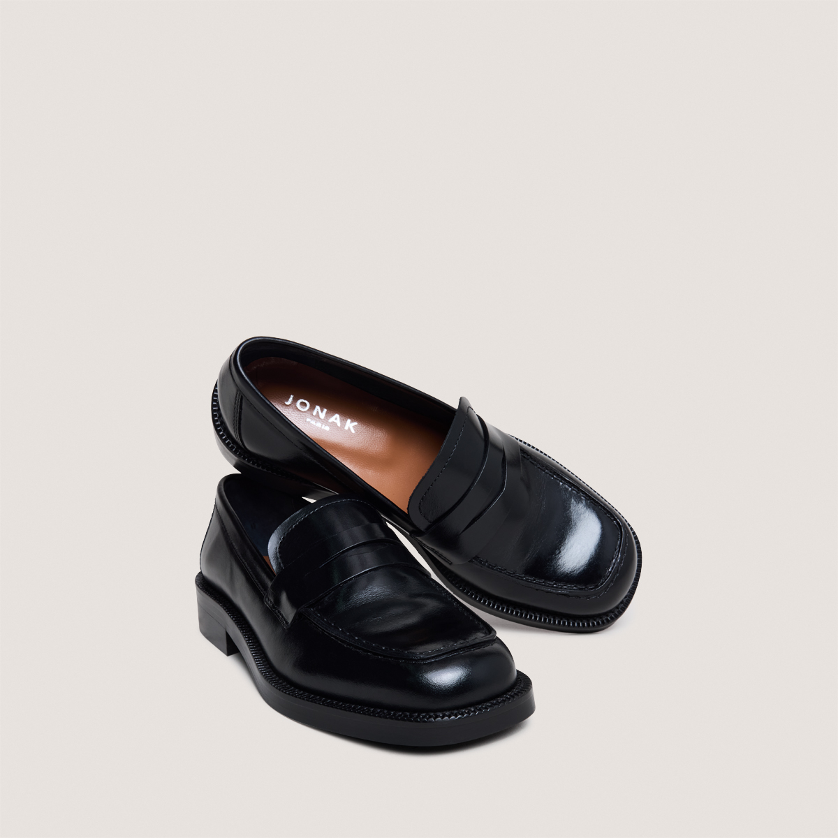 Round-toe loafers in black leather | DEVANN