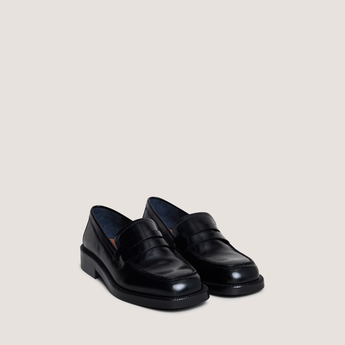 Round-toe loafers in black leather | DEVANN