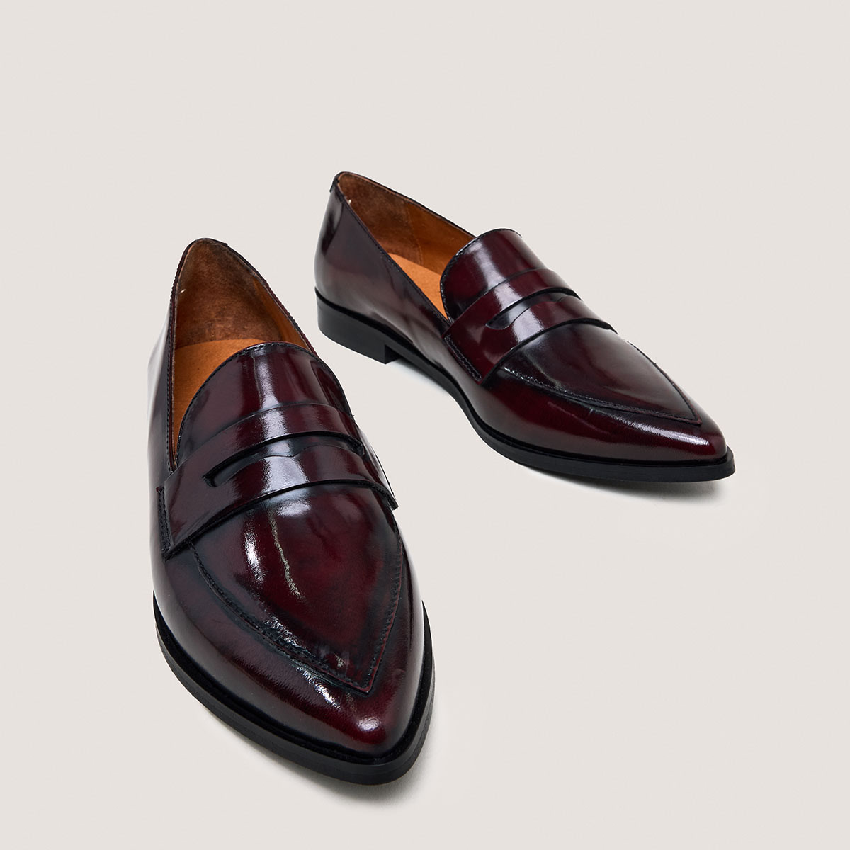 Pointed-toe loafers in burgundy patinated leather | AMIDA