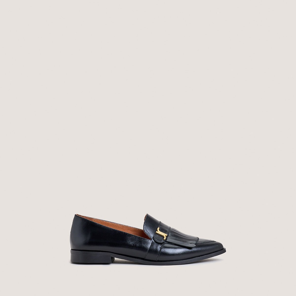 Pointed-toe monogrammed loafers in black leather | ANONYME