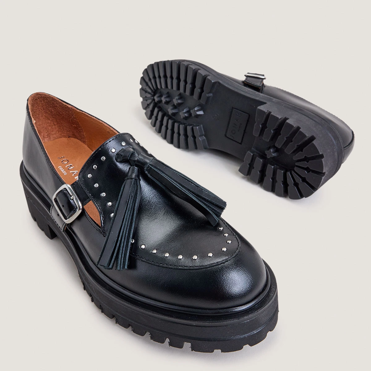 Chunky sole loafers with tassels in black leather | AIMANTE